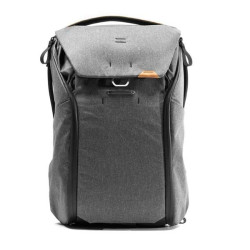 Peak Design Everyday Backpack 30L V2 - Charcoal.  Resistente a la interperie  Vista frontal