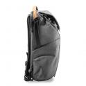 Peak Design Everyday Backpack 30L V2 - Charcoal.  Resistente a la interperie  Vista lateral con detalle del asa