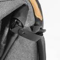 Peak Design Everyday Backpack 20L V2 Charcoal  - Mochila Urbana en color carbón - BEDB20CH2 - Detalle cierre