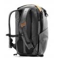 Peak Design Everyday Backpack 20L V2 Charcoal  - Mochila Urbana en color carbón - BEDB20CH2 - Vista trasera