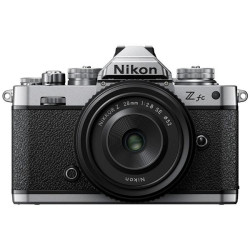 Nikon Z Fc + 28 mm F2.8 -  mirrorless Aps-c con lente de edición limitada - VOA090K001K - Vista frontal