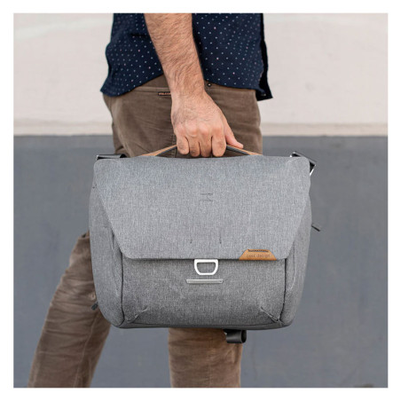 Peak Design Everyday Messenger 13L V2 Ash - Ejemplo de uso