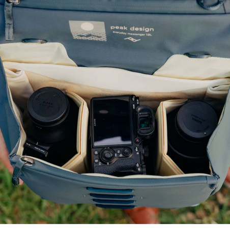 Peak Design Everyday Messenger 13L Ocean - Ejemplo de uso (equipo no incluido)