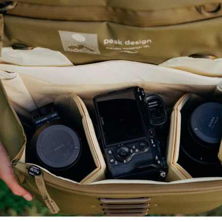 Peak Design Everyday Messenger 13L Kelp - Ejemplo de uso (material no incluido)
